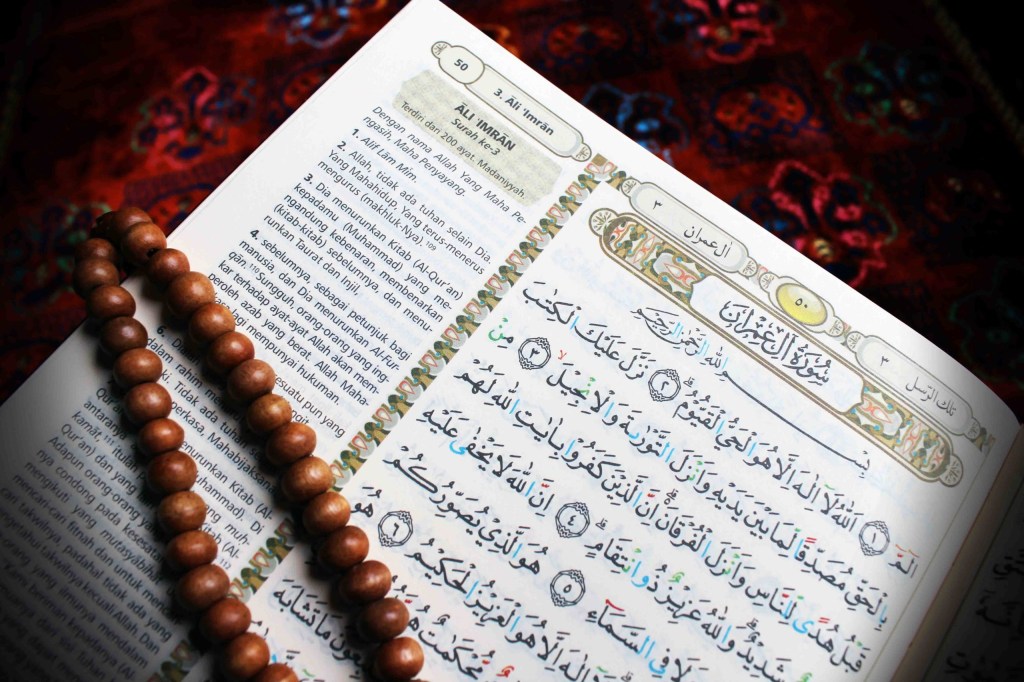 Mana yang Lebih Baik, Membaca Al-Quran dengan Mushaf atau dengan Hafalan?