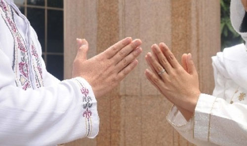 Siapa yang Sebaiknya Mengawali Mengucapkan Salam?