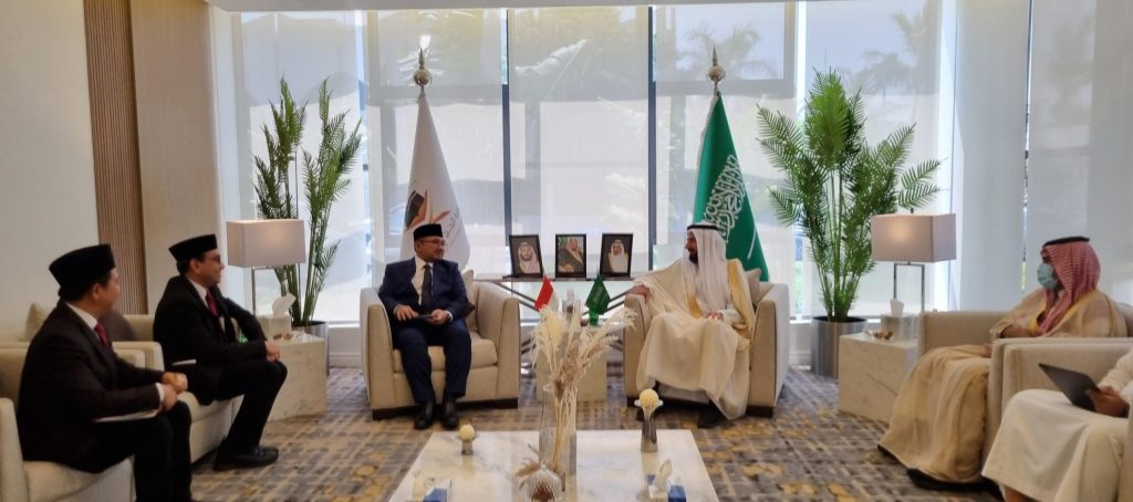 Temui Menteri Haji Saudi, Gus Men Bahas Persiapan Haji&nbsp;2025